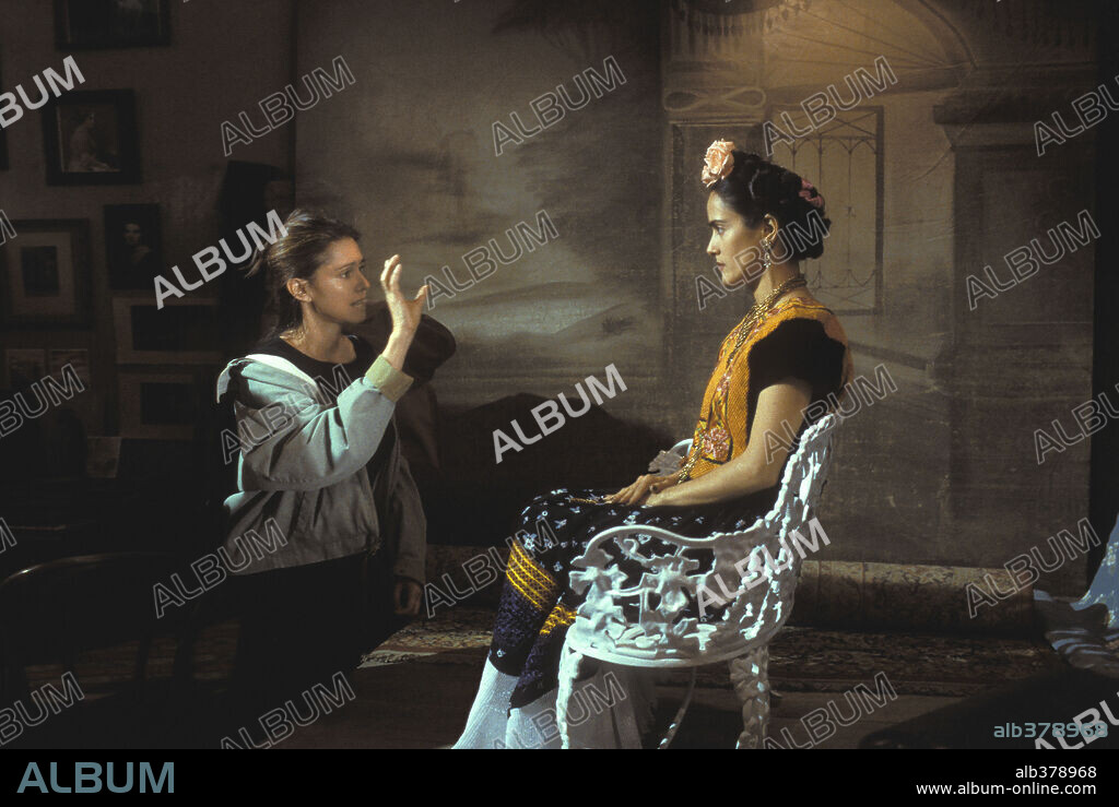 JULIE TAYMOR and SALMA HAYEK in FRIDA, 2002, directed by JULIE TAYMOR. Copyright MIRAMAX / SOREL, PETER.