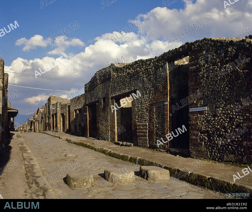 POMPEYA. Ciudad romana situada a los pies del Vesubio, destruida en el 79 d. C. por la erupción del volcán. Vista general de la VIA DE LA ABUNDANCIA, uno de los principales "Decumanus" de la ciudad. En primer término un paso de peatones de la época, realizados con grandes losas para ser cruzados. La Campania. Italia.