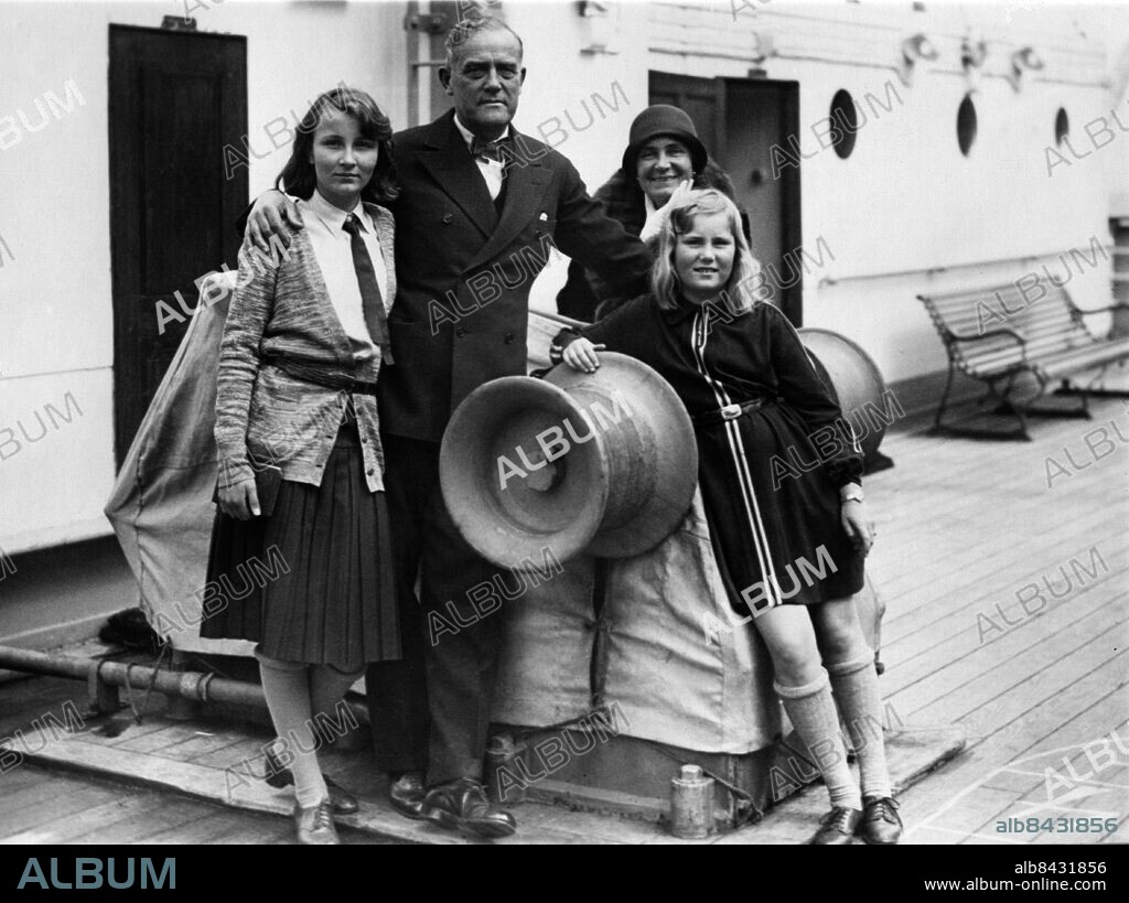 ARKIV omkring 1930.. Victor Sjöström, filmregissör och skådespelare, med sin hustru Edith Erastoff-Sjöström, skådespelerska, och sina döttrar ombord på fartyget "Gripsholm".. Foto: SVT Bild / Kod: 5600. AB Text & Bilder. Mapp: Sjöström, Victor.