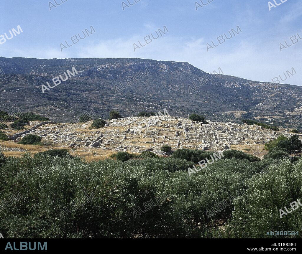 Panorámica de las excavaciones de la ciudad minoica de GOURNIA, en el extremo oriental de la isla. Construida durante el periodo Palacial, se caracteriza por la ausencia de palacios y por la claridad de su trazado urbano. CRETA. GRECIA.