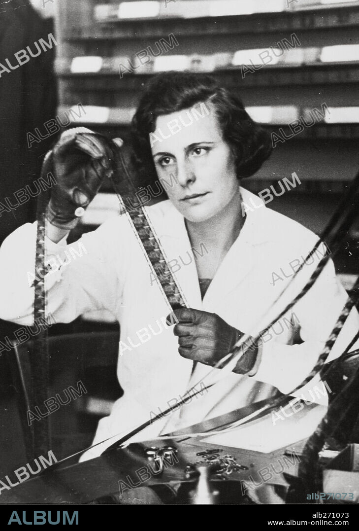 LENI RIEFENSTAHL en EL TRIUNFO DE LA VOLUNTAD, 1935 (TRIUMPH DES WILLENS), dirigida por LENI RIEFENSTAHL.