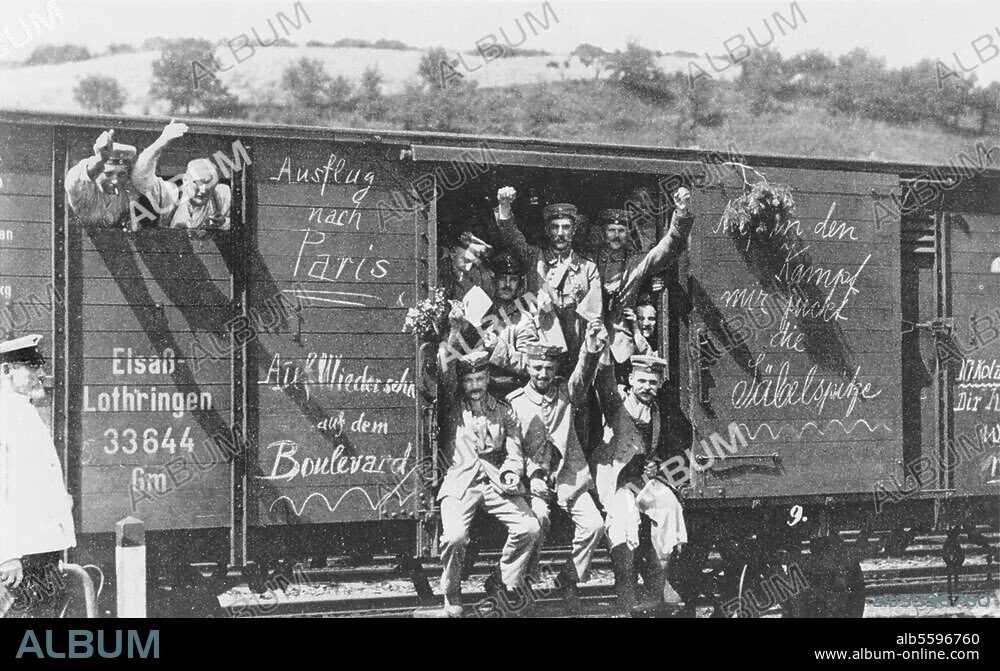 Erster Weltkrieg 1914-1918 /. Mobilmachung, August 1914. Abfahrt eines Truppentransports mit kriegsbegeisterten Reservisten nach Frankreich; auf dem Güterwaggon Siegesparolen. Foto (Tellgmann).