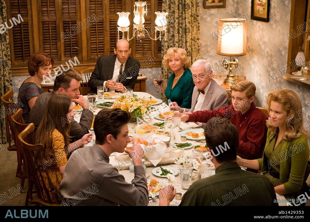 AIDAN QUINN, ANTHONY EDWARDS, CALLAN MCAULIFFE, CODY HORN, JOHN MAHONEY, MADELINE CARROLL, MICHAEL CHRISTOPHER BOLTEN, PENELOPE ANN MILLER, REBECCA DE MORNAY and SHANE HARPER in FLIPPED, 2010, directed by ROB REINER. Copyright CASTLE ROCK ENTERTAINMENT / GLASS, BEN.