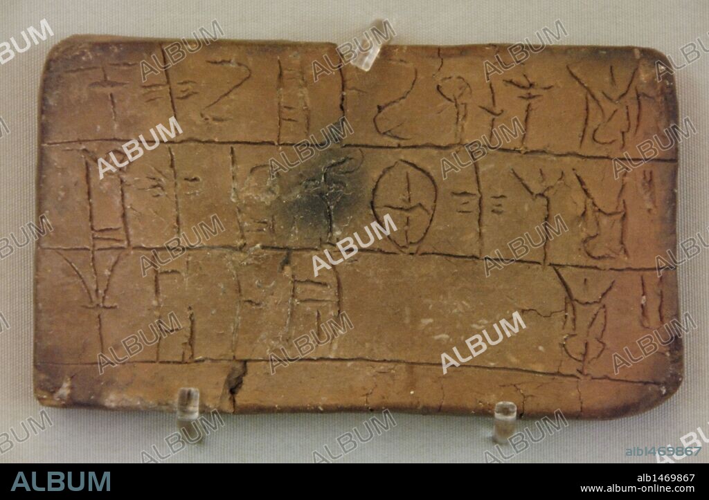 ARTE MICENICO. GRECIA. TABLILLA DE ARCILLA con inscripciones en escritura micénica LINEAL B. Reproduce una forma más antigua de la lengua griega, el dialecto micénico, descifrado por Ventis y Chadwick. Museo Arqueológico Nacional. Atenas. Grecia.