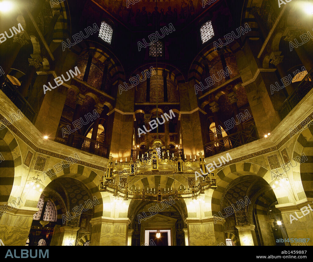 ARTE PRERROMANICO-CAROLINGIO. ALEMANIA. CAPILLA PALATINA DE AQUISGRAN (s. IX). Obra del arquitecto Eudes de METZ. Fue iniciada en el 790 y consagrada por León III en la Epifanía del año 805. Presenta planta octogonal cubierta por una cúpula. Vista del interior. AQUISGRAN. Alemania. Europa.
