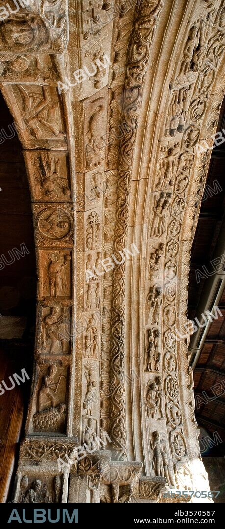 Relieves escultóricos de las arquivoltas y el intradós del arco del pórtico del monasterio de Santa María de Ripoll, Siglo XII, Ripoll, Gerona, Cataluña, España.