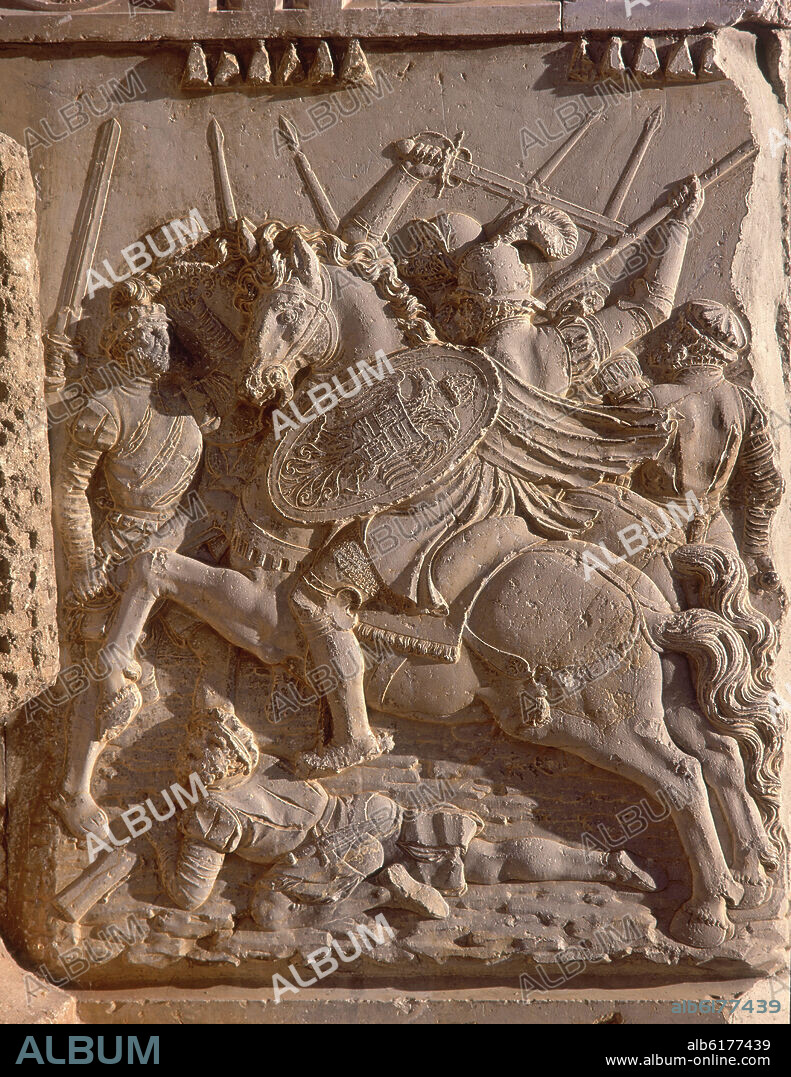 JUAN DE OREA. FACHADA OCCIDENTAL - PEDESTAL - RELIEVES EXALTANDO LA FIGURA DE CARLOS V - BATALLA DE PAVIA - S XVI.