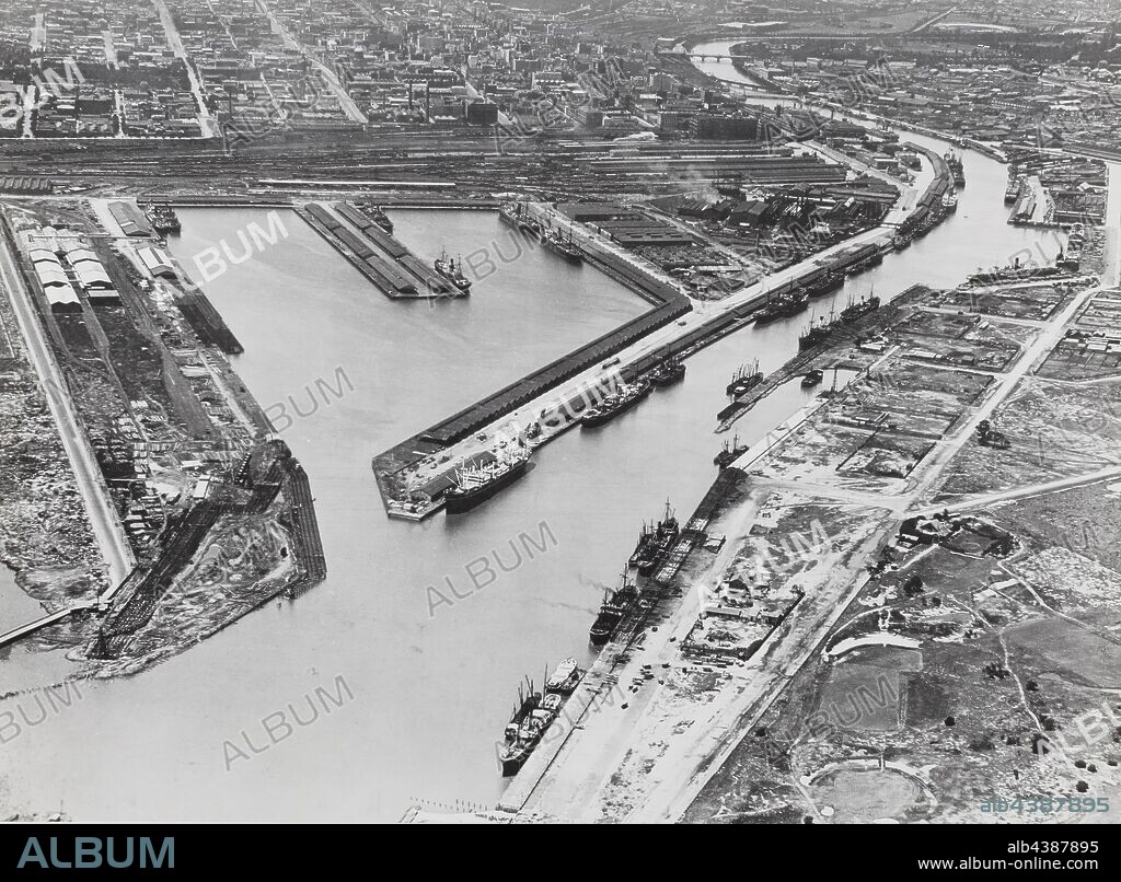 Photograph - Aerial View of Victoria Dock, West Melbourne, Victoria, 1920-1939, Black and white photograph depicting an aerial view of Victoria Dock, 1920-1939. It is one of a collection of fifteen black and white photographs showing passenger and cargo ships in Australian waters in the 1920s and 1930s.