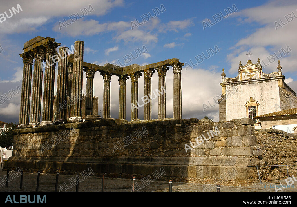 ARTE ROMANO. PORTUGAL. TEMPLO ROMANO. Datado, probablemente, a principios del s. III. Aunque en el s. XIX se decía que estaba consagrado a Diana, los estudios recientes apuntan a que lo estaba a Júpiter o al emperador. Vista general de la SILLERIA, y la COLUMNATA de 14 columnas con capiteles corintios, algunos de ellos con frisos y arquitrabes. EVORA. Alentejo.