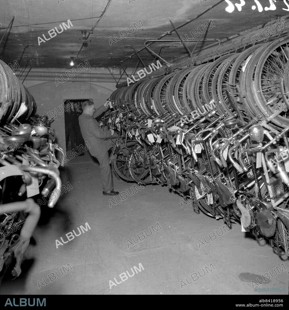 Göteborg 1946-01-22 - Polishuset på Östra Hamngatan - interiör - upphittade cyklar - förråd *** Local Caption *** GT Låda Krep 2012-12. KAMERAREPORTAGE.