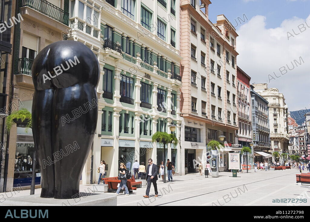 Statue Culis Monumentalibus, by artist Eduardo Urculo, Pelayo Street, Oviedo, Asturias, Spain, Europe.