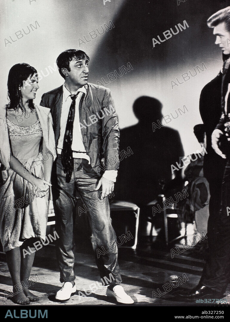 CLAUDINE LONGET and PETER SELLERS in THE PARTY, 1968, directed by BLAKE EDWARDS. Copyright UNITED ARTISTS.