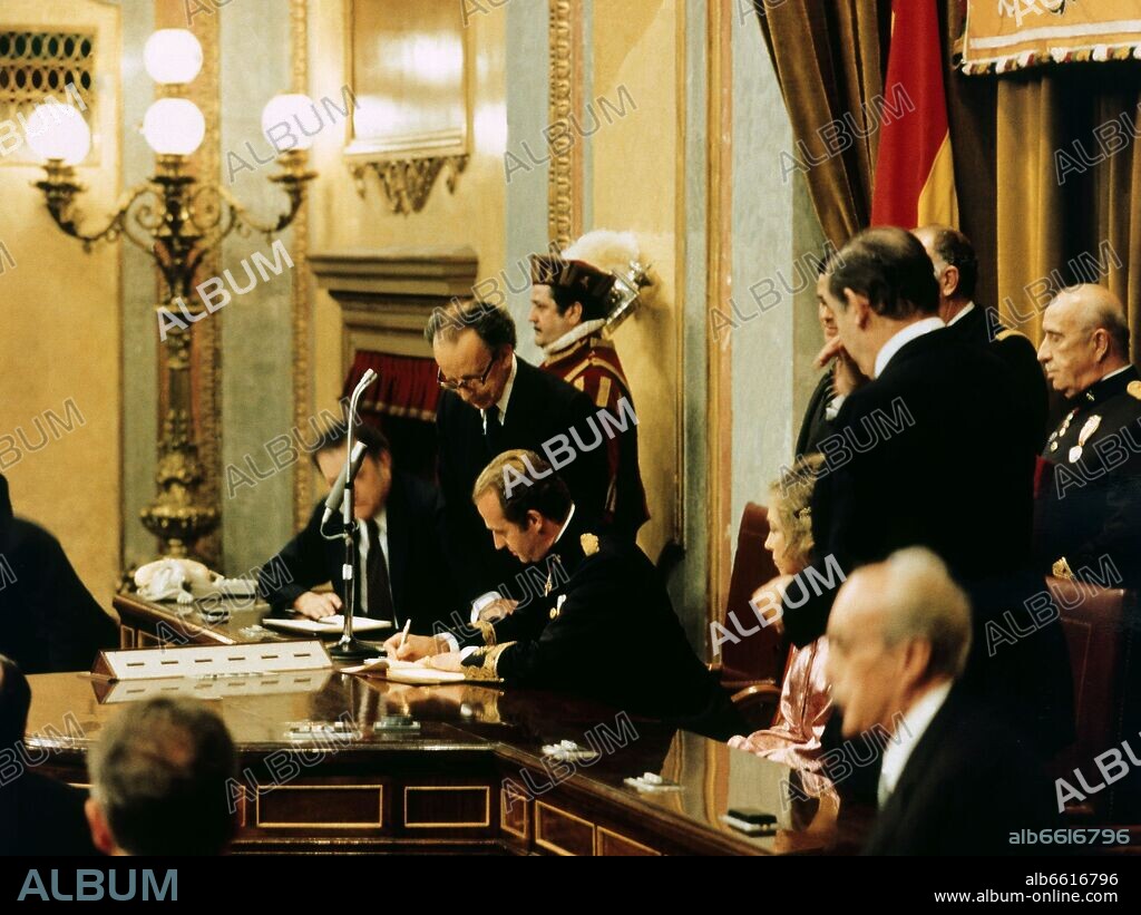 JUAN CARLOS I FIRMA LA CONSTITUCION DE 1978.