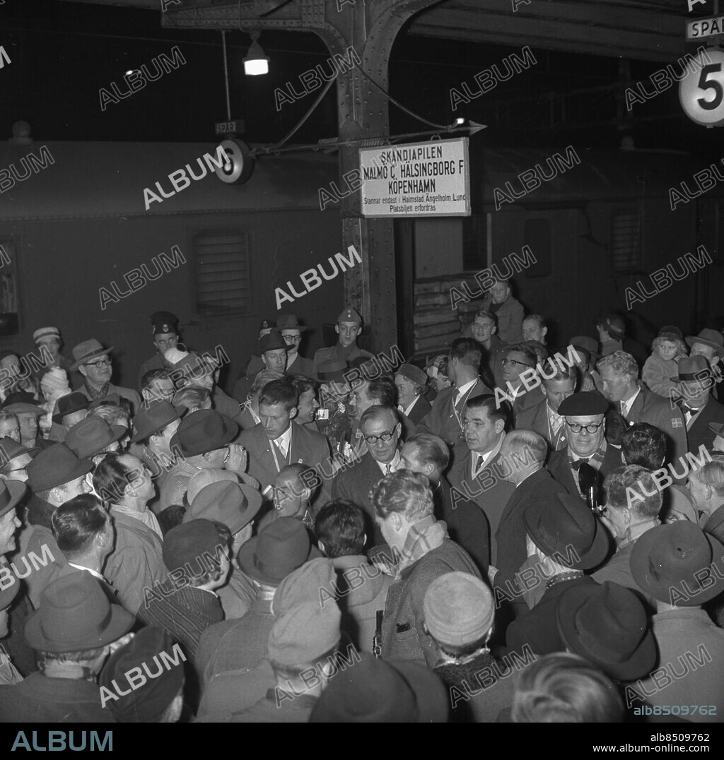 GÖTEBORG 1956-12-04.. Silvermedaljörerna i rodd från OS i Melbourne anländer till Göteborgs Centralstation. Laget kallades RK Three Towns, eftersom roddarna kom från städerna Strömstad, Kungälv och Trollhättan. Klubbens ordförande Gustaf B Thordén i mitten. *** Local Caption *** GT Foto: Kamerareportage / TT / Kod: 2524.