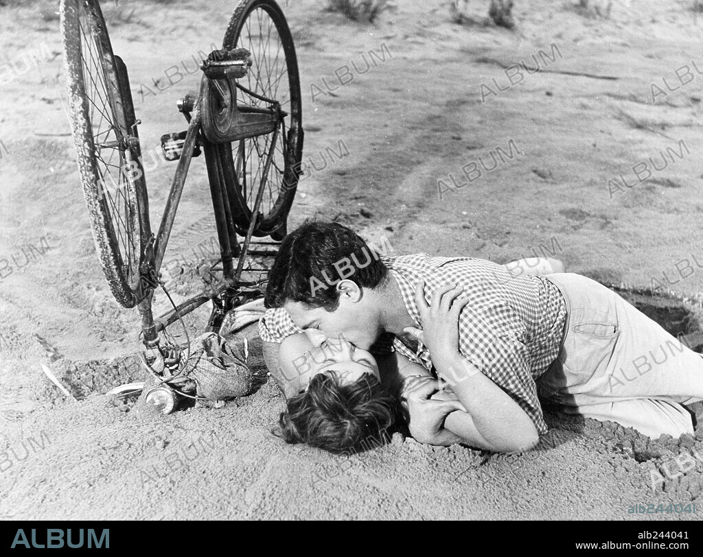 MARCELLO MASTROIANNI and MARINA VLADY in DAYS OF LOVE, 1954 (GIORNI D'AMORE), directed by GIUSEPPE DE SANTIS. Copyright EXCELSA FILM.