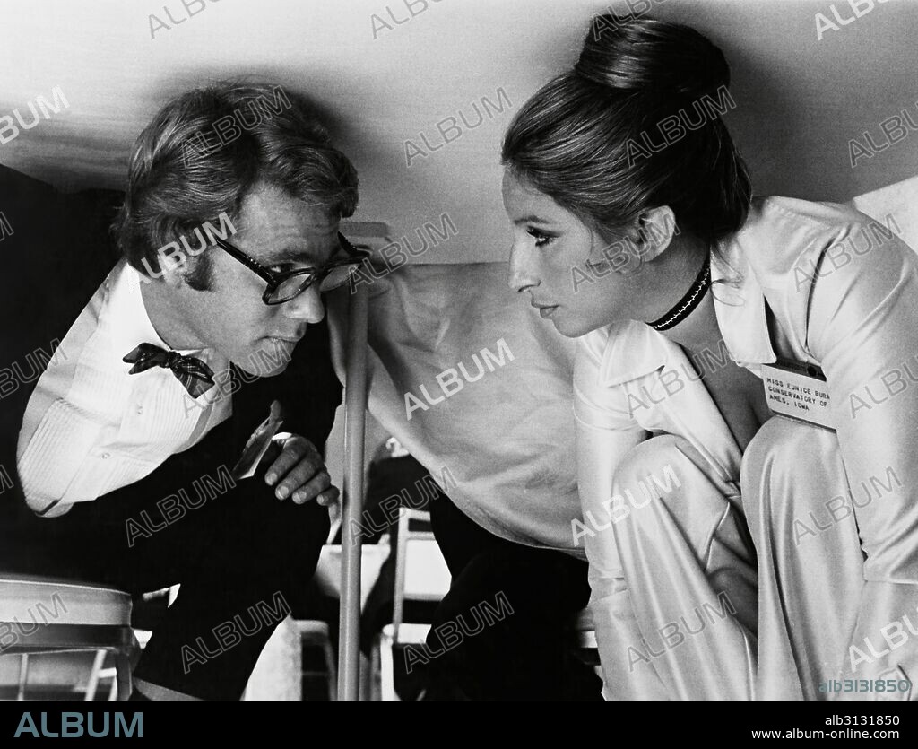 BARBRA STREISAND y RYAN O'NEAL en QUE ME PASA, DOCTOR?, 1972 (WHAT'S UP DOC?), dirigida por PETER BOGDANOVICH. Copyright WARNER BROTHERS.