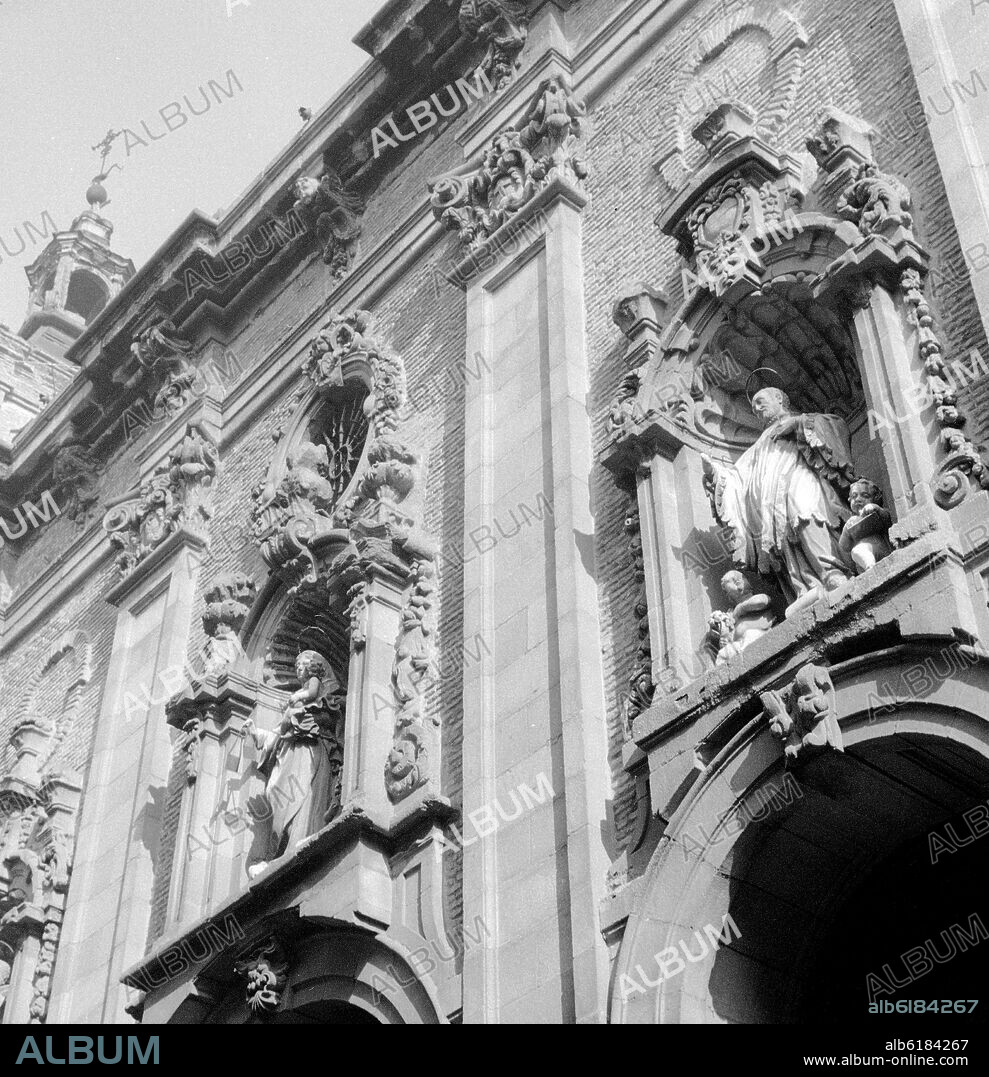 JOSÉ BENITO DE CHURRIGUERA. DETALLE DE LA FACHADA DE LA IGLESIA DE SAN MILLAN Y SAN CAYETANO - SIGLO XVIII -  FOTOGRAFIA EN BLANCO Y NEGRO - AÑOS 60.