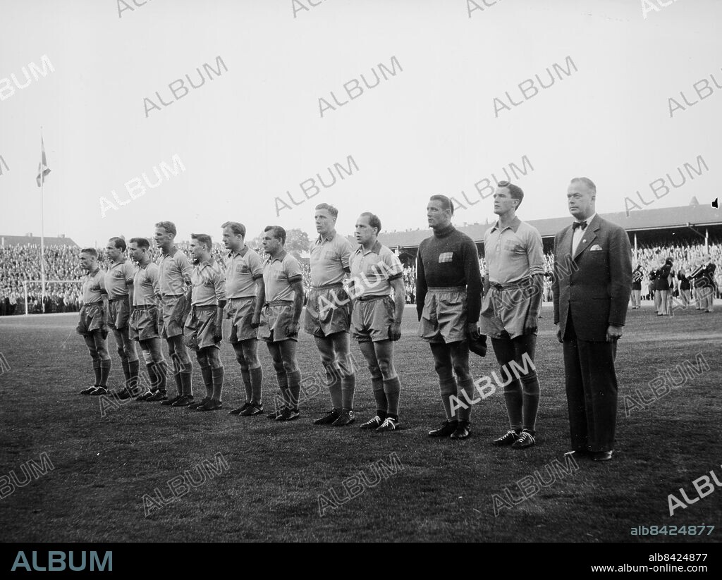 Sverige-Finland på Gamla Ullevi 4 juni 1954 (6-0) inför 24809 personer.. Fr.h.: Putte Kock, Bengt 'Julle' Gustafsson, Kalle Svensson, Lennart Samuelsson, Rune Jingård, Sven Ove Svensson, Åke Jönsson, Kurt Hamrin, Karl-Alfred Jacobsson, Nils Åke 'Kajan' Sandell, Henry Tillberg och Kurt Liander. *** Local Caption *** GT. KAMERAREPORTAGE.