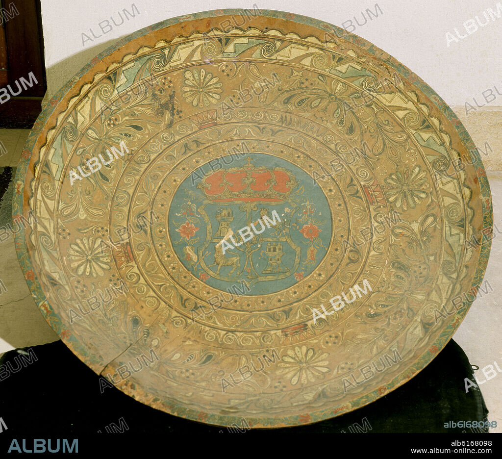 BATEA CON ESCUDO CON CORONA DE MARQUES EL CENTRO - ARTE VIRREINAL DE MICHOACAN - S XVIII.