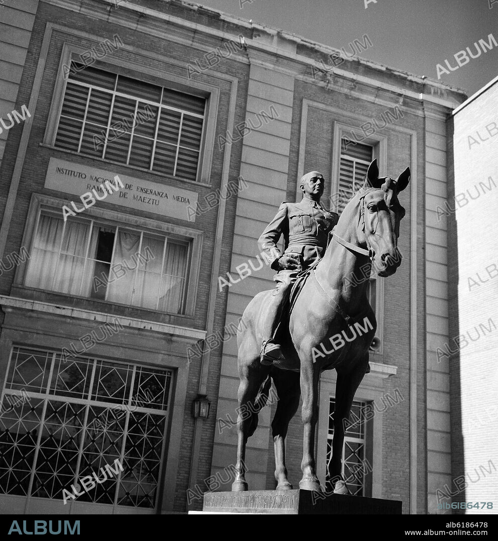 ESTATUA ECUESTRO DE FRANCISCO FRANCO - FOTOGRAFIA EN BLANCO Y NEGRO - AÑOS 60.
