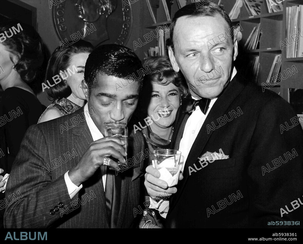 Frank Sinatra (r) und Sammy Davies jr. am 25. Januar 1965 nach einer Filmpremiere in New York. Der amerikanische Sänger und Schauspieler Frank Sinatra, Sohn sizilianischer Einwanderer, begeisterte schon in den 40er Jahren ein Massenpublikum. Lieder wie "Stranger in the night" und "New York, New York" sind längst Klassiker. Für die Rolle des Soldaten "Maggio" in dem Antikriegsfilm "Verdammt in alle Ewigkeit " erhielt er 1954 den "Oscar". Die Karriere des hitzköpfigen Stars wurde immer wieder von Skandalen überschattet. Er lieferte sich Prügeleien mit Fotografen und wurde wiederholt mit der Mafia in Verbindung gebracht. Zusammen mit Dean Martin und Sammy Davis jr. bildete er den harten Kern des legendären, trinkfreudigen "Rat Pack". Nach gescheiterten Ehen mit Nancy Barbato, Ava Gardner und Mia Farrow ist Sinatra seit 1976 mit der ehemaligen Tänzerin und Witwe von Zeppo Marx ("Marx Brothers"), Barbara, verheiratet. Sinatra wurde am 12. Dezember 1915 in Hoboken (New Jersey) geboren und verstarb am 14. Mai 1998 in Los Angeles. 25/01/1965
