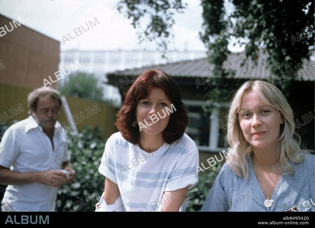 19790807 - . Anni-Frid Lyngstad och Agnetha Fältskog i ABBA. I bakgrunden Stikkan Anderson. Foto: Olle Lindeborg Kod: 190 . COPYRIGHT SCANPIX SWEDEN.