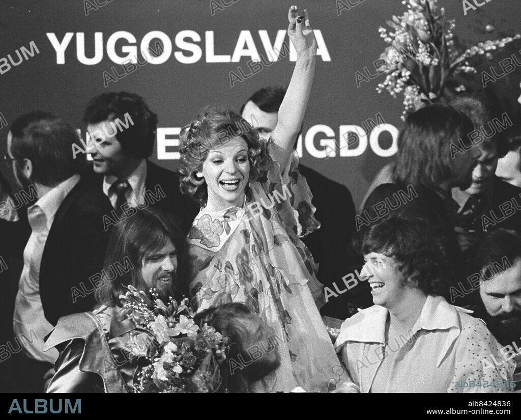 STOCKHOLM 1975-03-22. The Dutch pop group Teach-In with singer Getty Kaspers smiles among her bandmates Chris de Wolde (left) and Koos Versteeg (right) after winning the Eurovision Song Contest with the song "Ding-a-dong" in Stockholm, Sweden, March 22 1975.. Photo: Jan Collsioo / SCANPIX SWEDEN / Code: 1001.