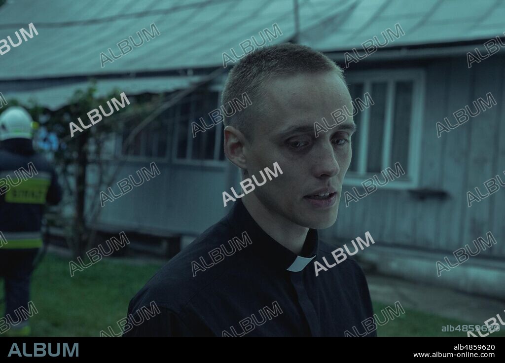 BARTOSZ BIELENIA in CORPUS CHRISTI, 2019 (BOZE CIALO), directed by JAN KOMASA. Copyright AURUM FILM/WFS WALTER FILM STUDIO/CANAL+POLSKA/PODKARPACKI F.