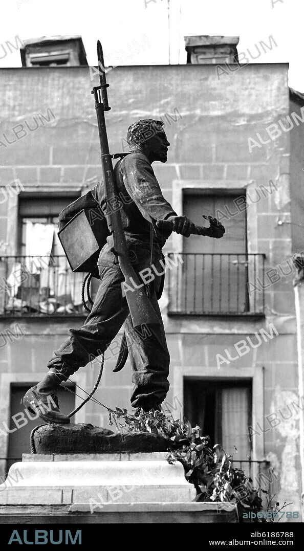 ANICETO MARINAS. MONUMENTO A ELOY GONZALO CASCORRO HEROE DE LA GUERRA DE CUBA - 1901 - FOTOGRAFIA EN BLANCO Y NEGRO - AÑOS 50.