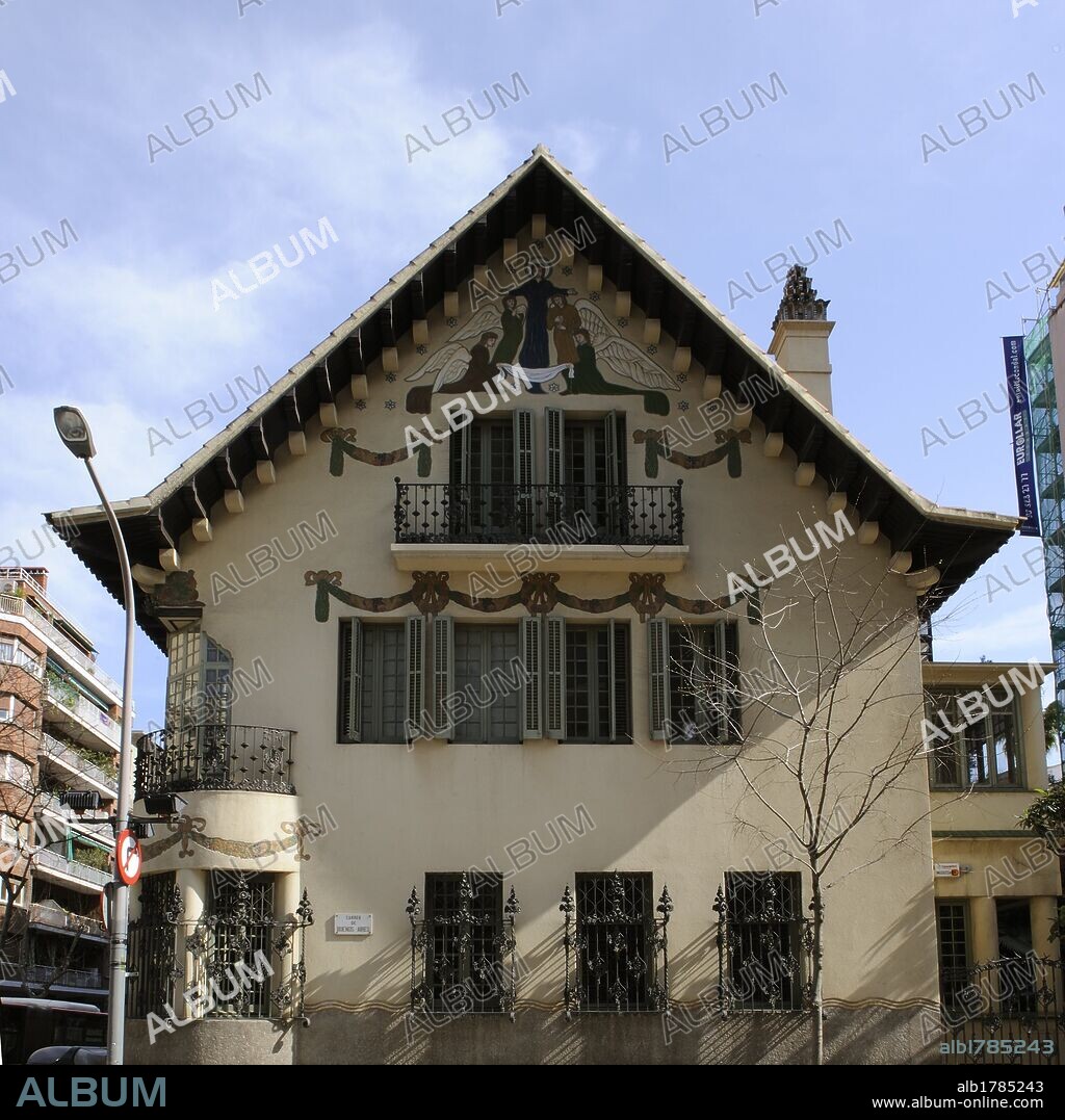 Casa Company (1911), actual Museu de l'Esport , arquitecte Josep Puig i Cadafalch, c. Buenos Aires 56-58, Barcelona, Catalunya, España.