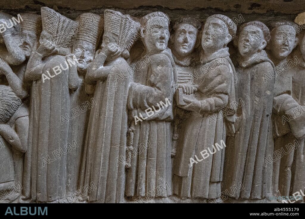 Sepulcro de Urraca Díaz de Haro, sala capitular, siglo XII, Monasterio de Santa María de San Salvador de Cañas, Cañas, La Rioja, Spain.