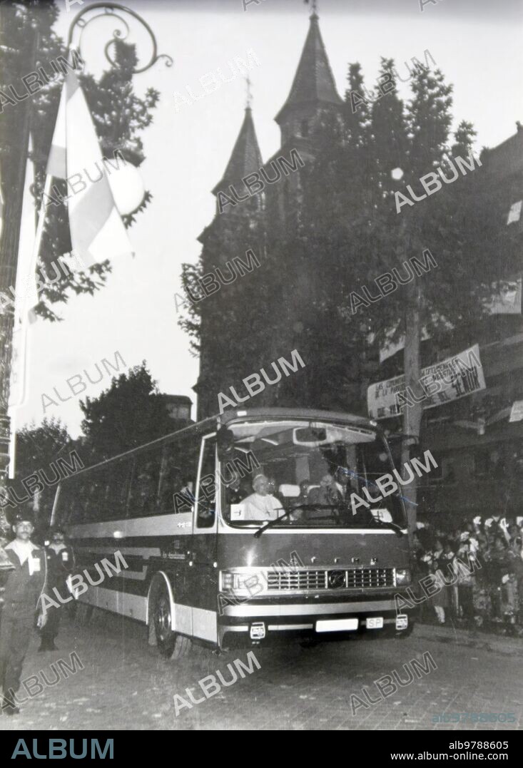 4 noviembre 1982. visita del Papa a Granada, en un autobus de la Alsina Graells.