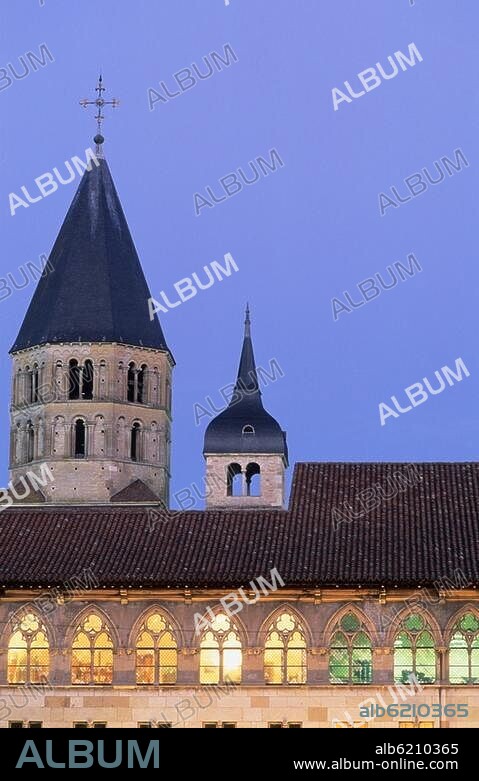 Cluny (Dép.Saôneet-Loire, Burgund, Frankreich), ehem.Benediktinerabtei (910 gegründet; Ausgangspunkt der cluniazensischen Reform; 1790 aufgehoben).-Fassades de sog.Papst-Gelasius-Baus (kurz nach 1300); dahinter die Türme von Cluny III (erbaut 1088-1130; Tour de l'Horloge und Tour de l'Eau Bénite).-/ Foto, 2006.
