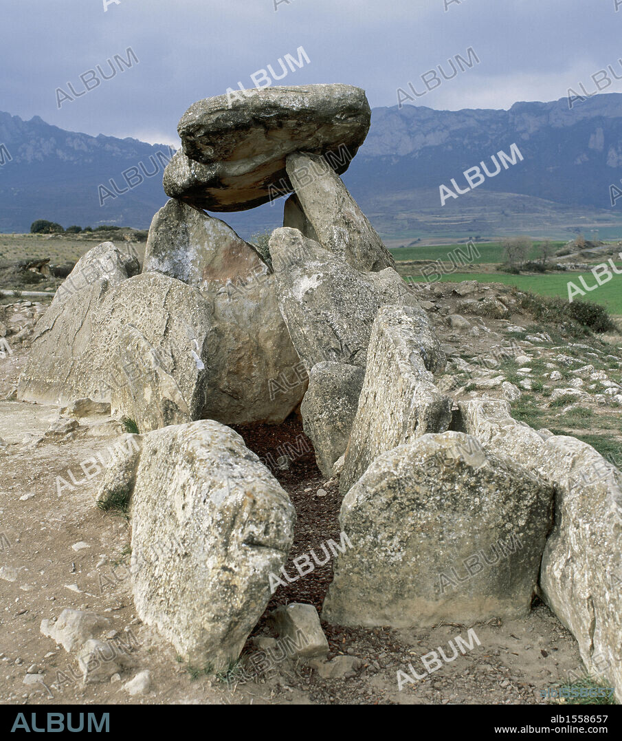 Dolmen Chabola de la Hechicera. Elvillar, provincia de Alava, País Vasco, España.