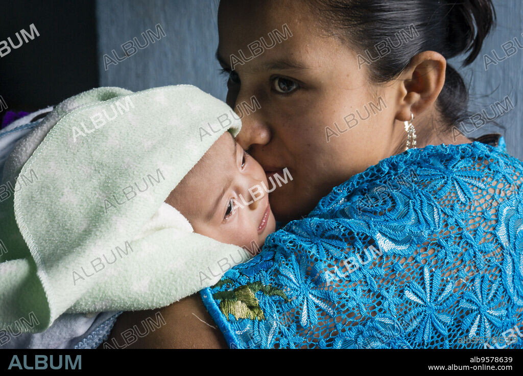 madre con su bebe, centro de salud, Lancetillo ( La Parroquia), municipio de Uspantán, Quiche , sierra de Chamá, Guatemala, Central America.