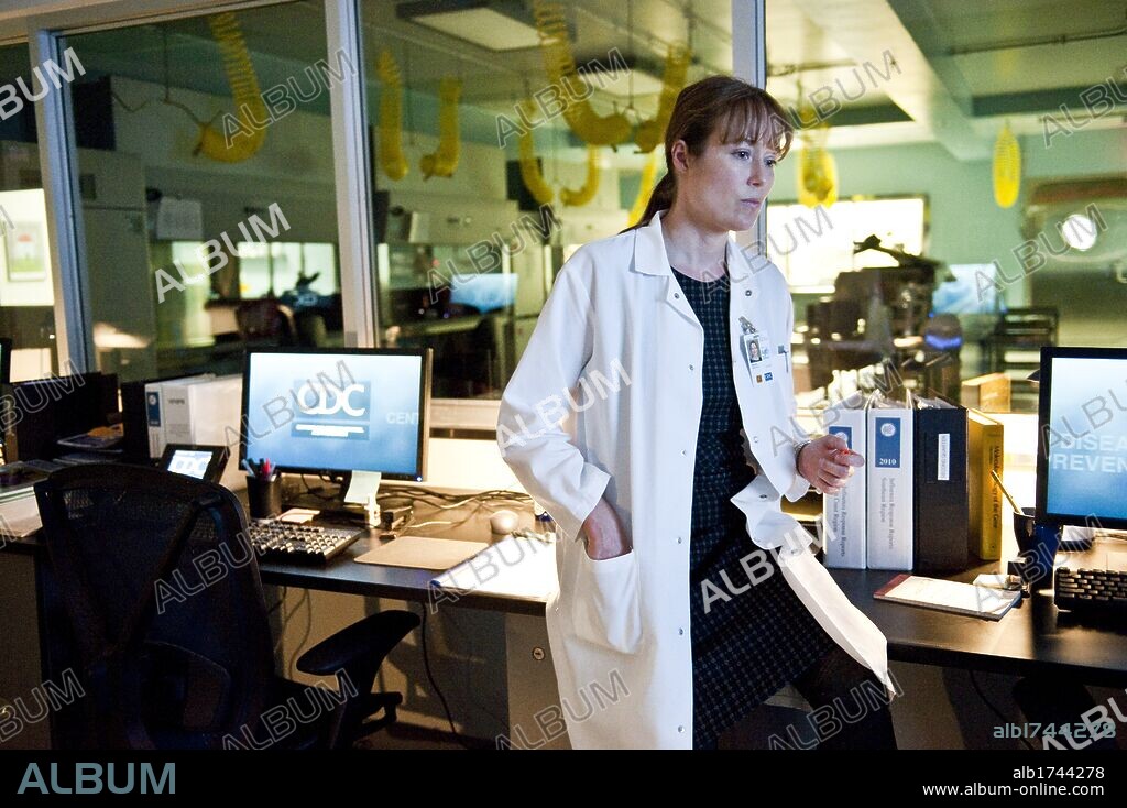 JENNIFER EHLE in CONTAGION, 2011, directed by STEVEN SODERBERGH. Copyright WARNER BROS. PICTURES.