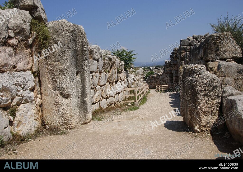 ARTE MICENICO. GRECIA. TIRINTO. Vista de la MURALLA CICLOPEA construida a base de grandes bloques junto a la RAMPA DE ACCESO y, al fondo, la PUERTA formada, como la de los Leones de Micenas, por grandes bloques de piedra. Provincia de La Argólide. Región del Peloponeso.