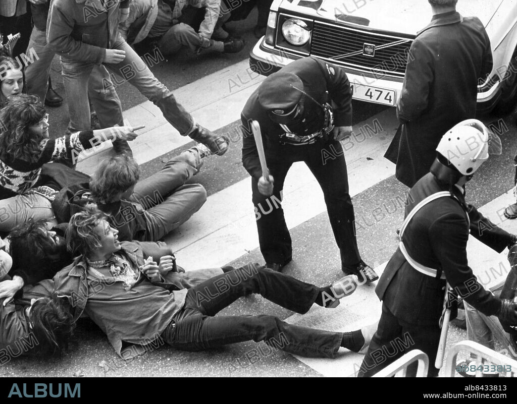 Stockholm 1978-09-18. Mullvadsockupationen, ockupation av fyra bostadshus i kvarteret Mullvaden på Krukmakargatan. - Jag slog för att försvara mig. Det sager polisinspektör Jan Erik Plomén som inför miljontals TV-tittare i går kväll gick in i folkhopen vid Mullvaden och lät sin batong tala.. Foto: Jacob Forsell / Expressen / TT / Kod: 14. ** AFTONBLADET OUT **.