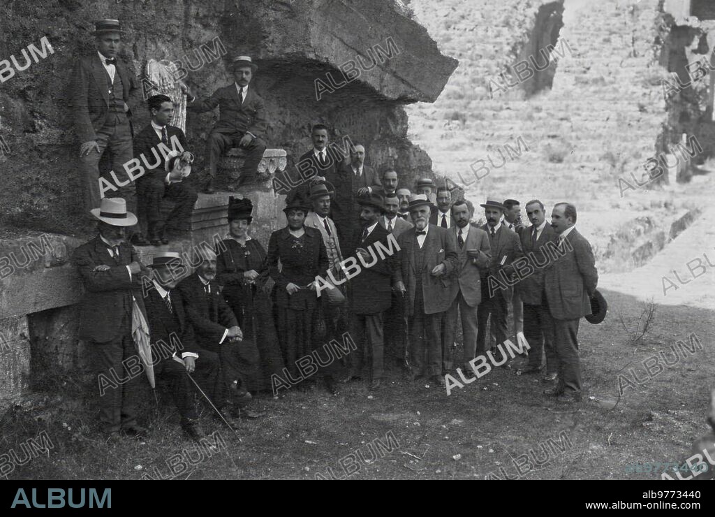 September 1916. The Ophthalmological Assembly of Valencia. Group of Assembly Members Visiting the Ruins of the Sagunto Amphitheater.