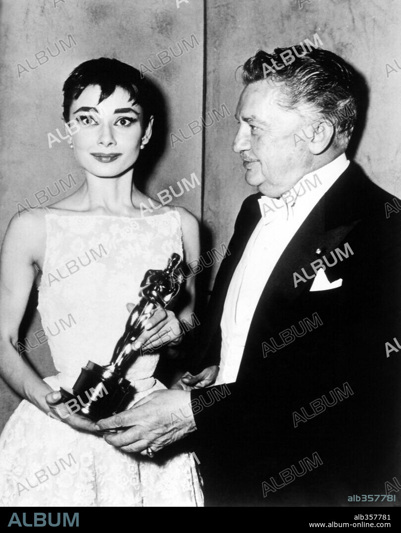 AUDREY HEPBURN y JEAN HERSHOLT. 26ª Edición de los Premios Oscar / 1954. 
Audrey Hepburn premiada como mejor actriz por "Vacaciones en Roma".La acompaña el presentador de la edición Jean Hersholt. 1954
