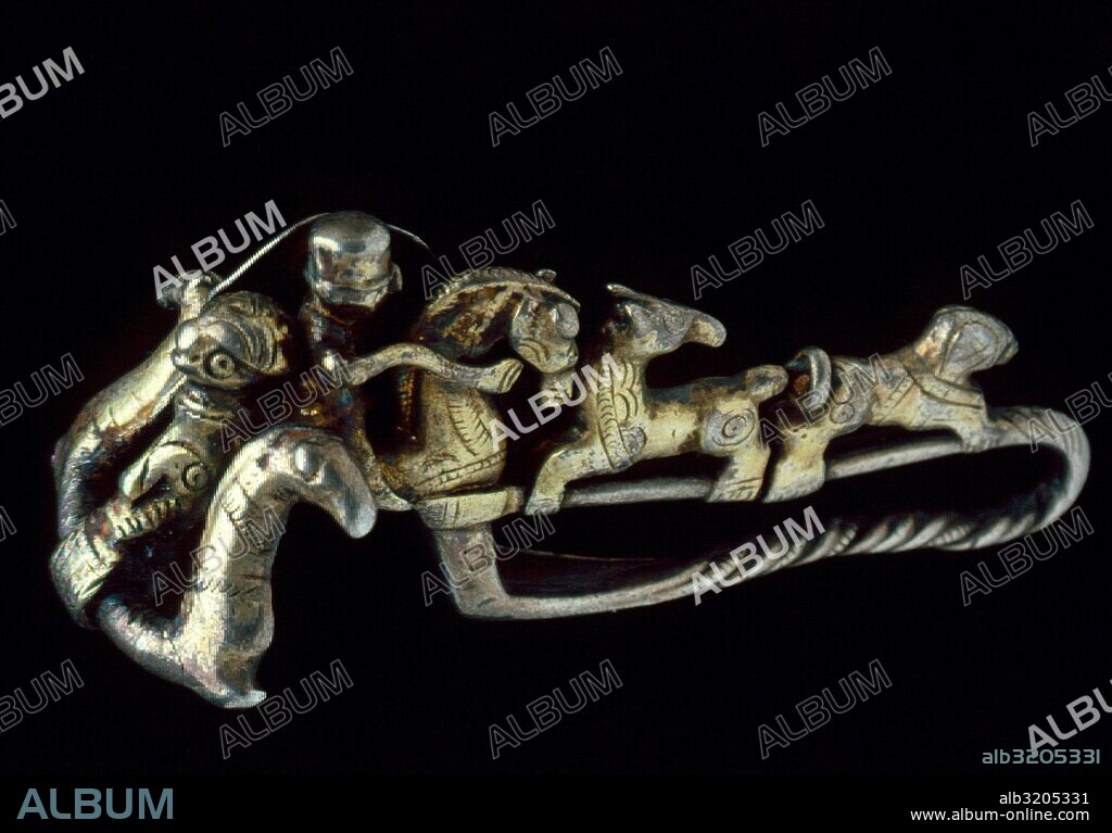 FIBULA DE PLATA CON MOTIVOS ZOOMORFOS. IBERICO JOYERIA.(DEPOSITO: MUSEO ARQUEOLOGICO NACIONAL).