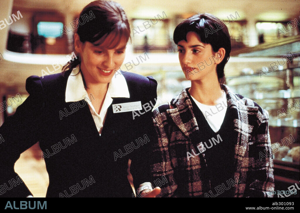 MONICA LOPEZ y PENELOPE CRUZ en TODO ES MENTIRA, 1994, dirigida por ALVARO FERNANDEZ ARMERO.