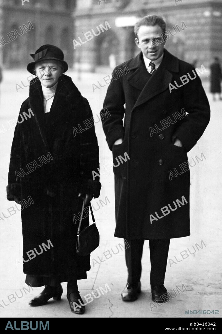 STOCKHOLM 1933-12-10. Werner Heisenberg, tysk fysiker som mottog Nobelpriset i fysik 1932 för sina grundläggande bidrag till kvantmekaniken, här tillsammans med sin mor.. Foto: DN / TT / Kod: 192. ** SvD OUT **.