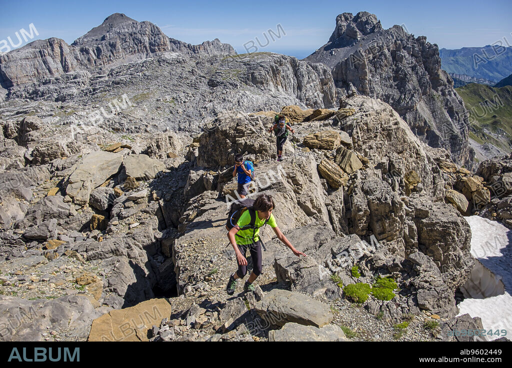 Ascent to the Mesa de los Tres Reyes, 2444 m, High Pyrenean Route, Aquitaine region, Pyrénées-Atlantiques department, France.