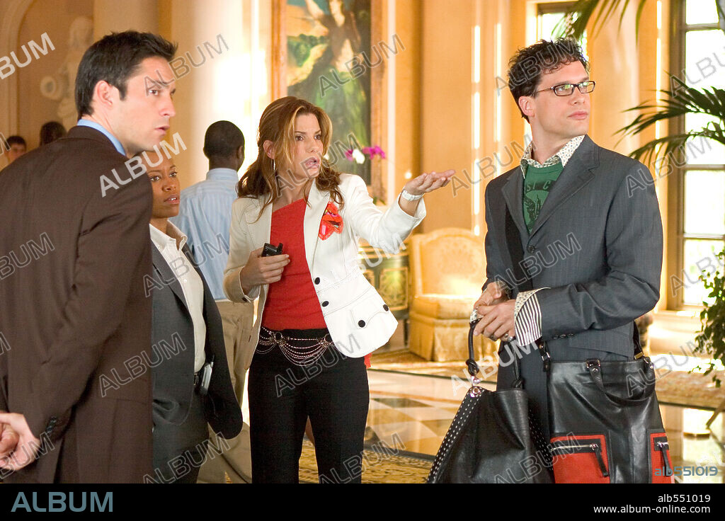 DIEDRICH BADER, ENRIQUE MURCIANO, REGINA KING et SANDRA BULLOCK dans MISS CONGENIALITY 2: ARMED AND FABULOUS, 2005, réalisé par JOHN PASQUIN. Copyright WARNER BROS. / MASI, FRANK.