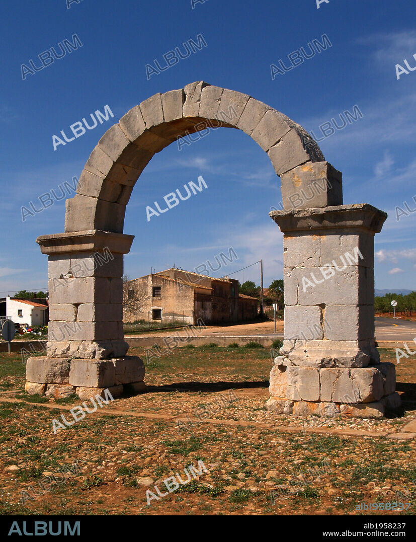 ARTE ROMANO. ESPAÑA. ARCO ROMANO. S. II. Está situado sobre la antigua Vía Augusta. Monumento histórico-artístico. Cabanes. Provincia de Castellón. Comunidad Valenciana.