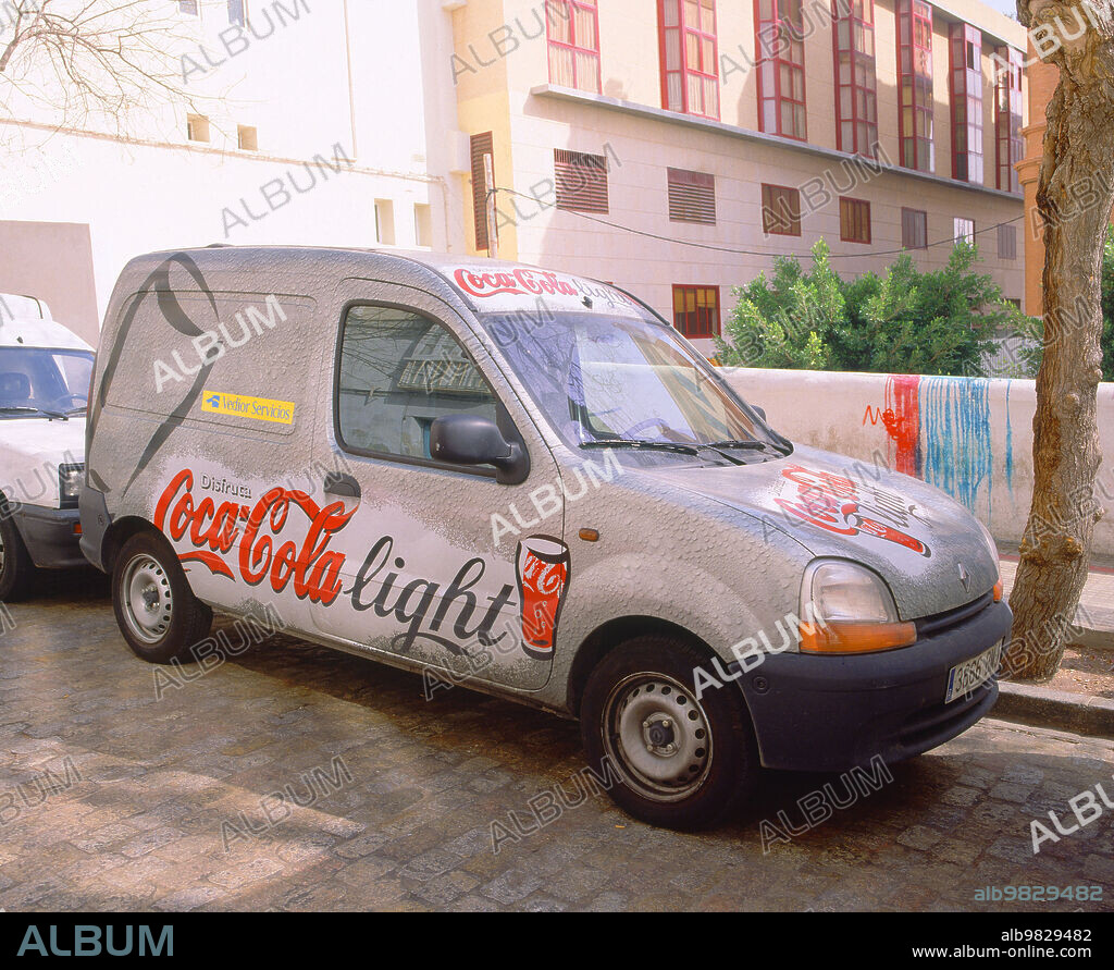 FURGONETA CON PUBLICIDAD DE COCA-COLA LIGHT.