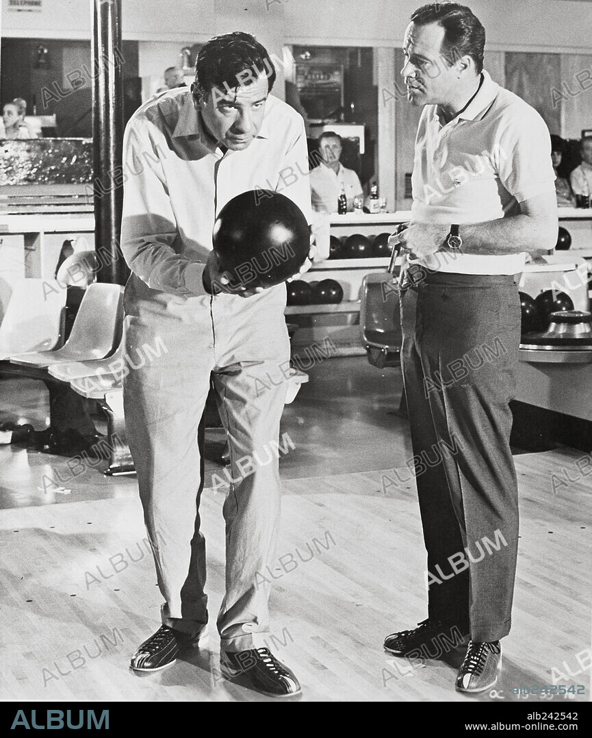 JACK LEMMON and WALTER MATTHAU in THE ODD COUPLE, 1968, directed by GENE SAKS. Copyright PARAMOUNT PICTURES.