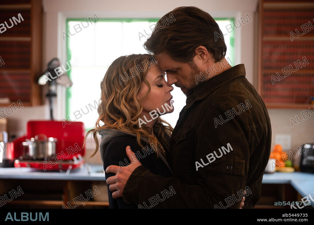 ALYSSA MILANO et SAM PAGE dans L'EMPRISE DU VICE, 2022 (BRAZEN), réalisé par MONIKA MITCHELL. Copyright MANDALAY PICTURES.