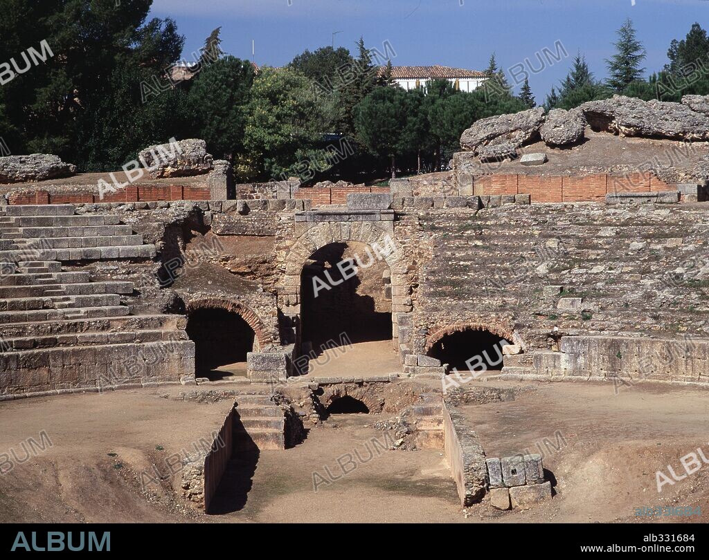 Anfiteatro de Mérida, Badajoz.8 a.C.Vista de la arena y gradas. (126 x 103 m. Medidas de la arena: 64 x 41 m.) Podía contener 15.000 espectadores.
